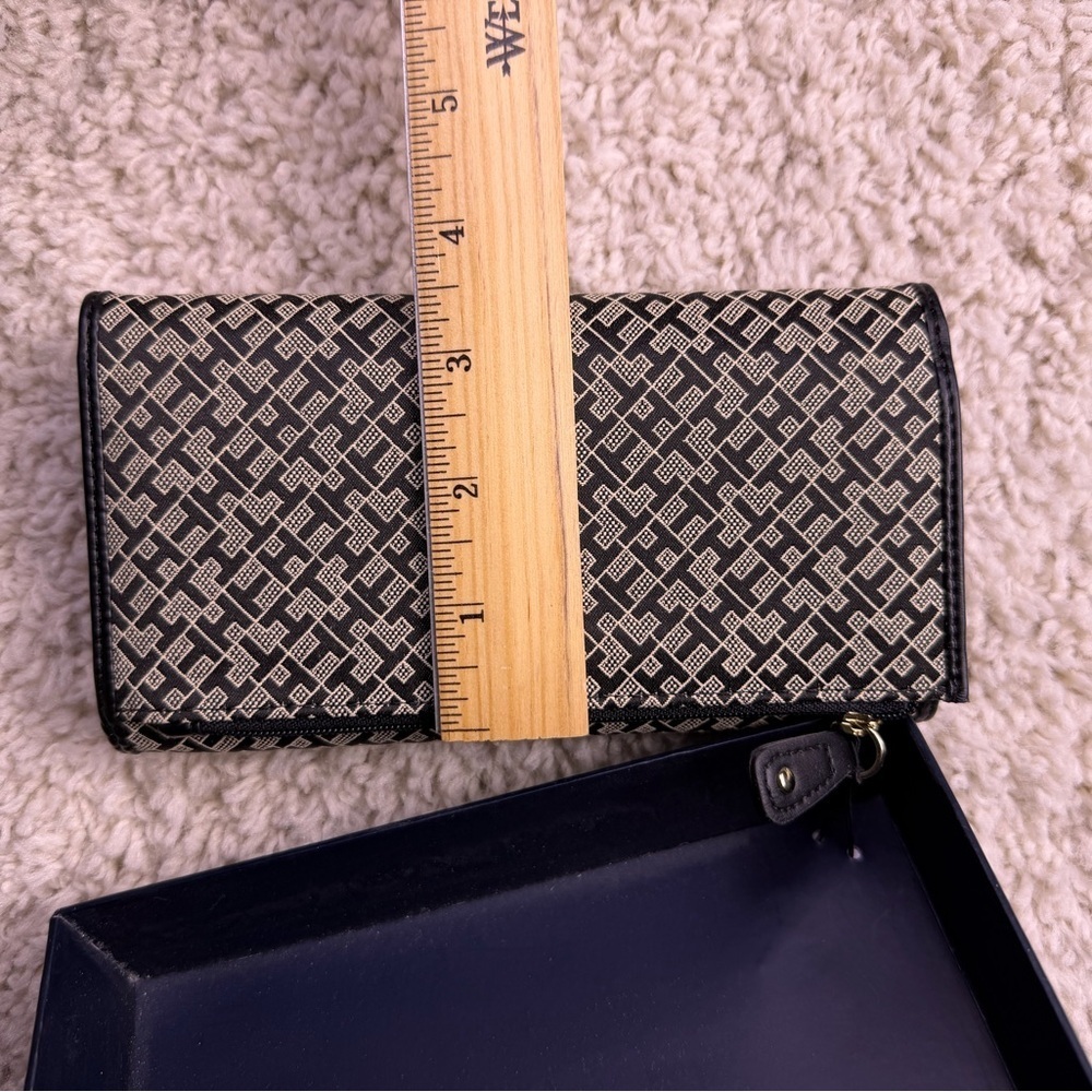 Tommy Hilfiger Black and Gold Women’s Wallet - Picture 6 of 6